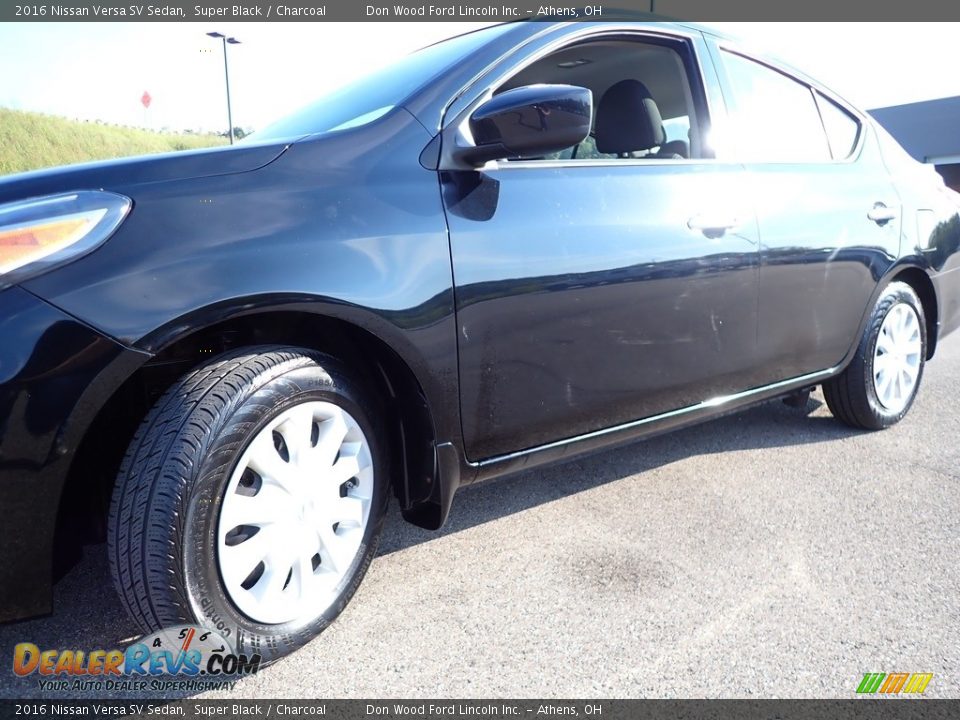 2016 Nissan Versa SV Sedan Super Black / Charcoal Photo #8