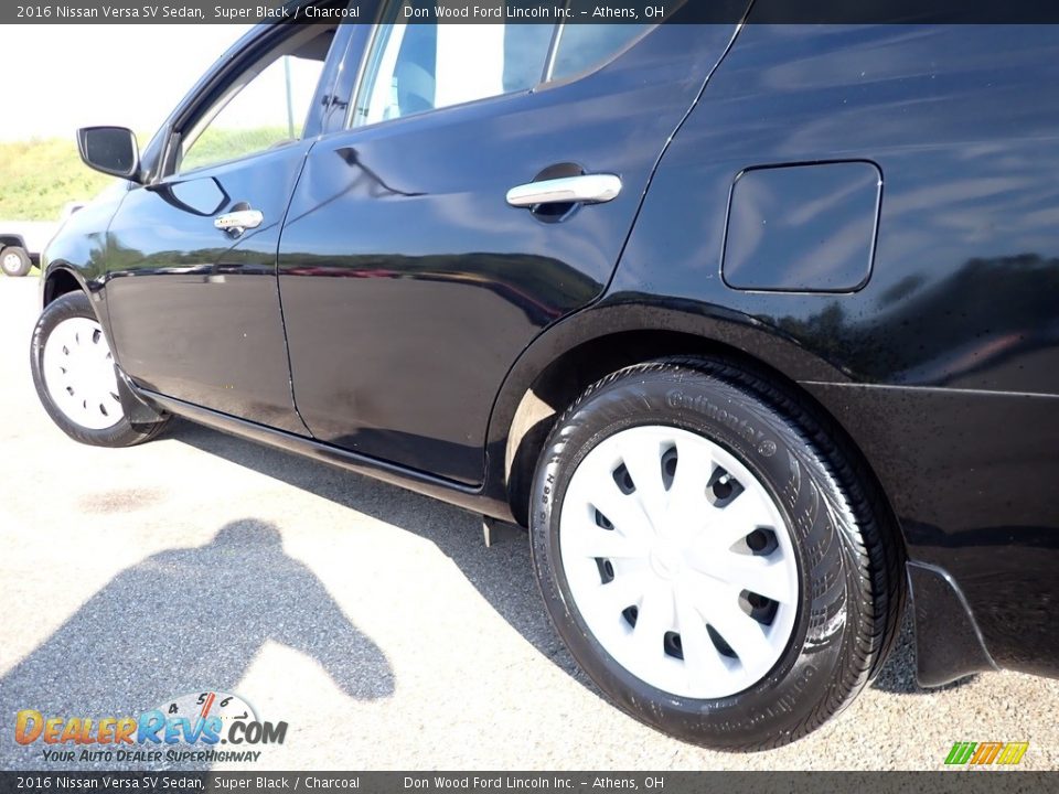 2016 Nissan Versa SV Sedan Super Black / Charcoal Photo #10