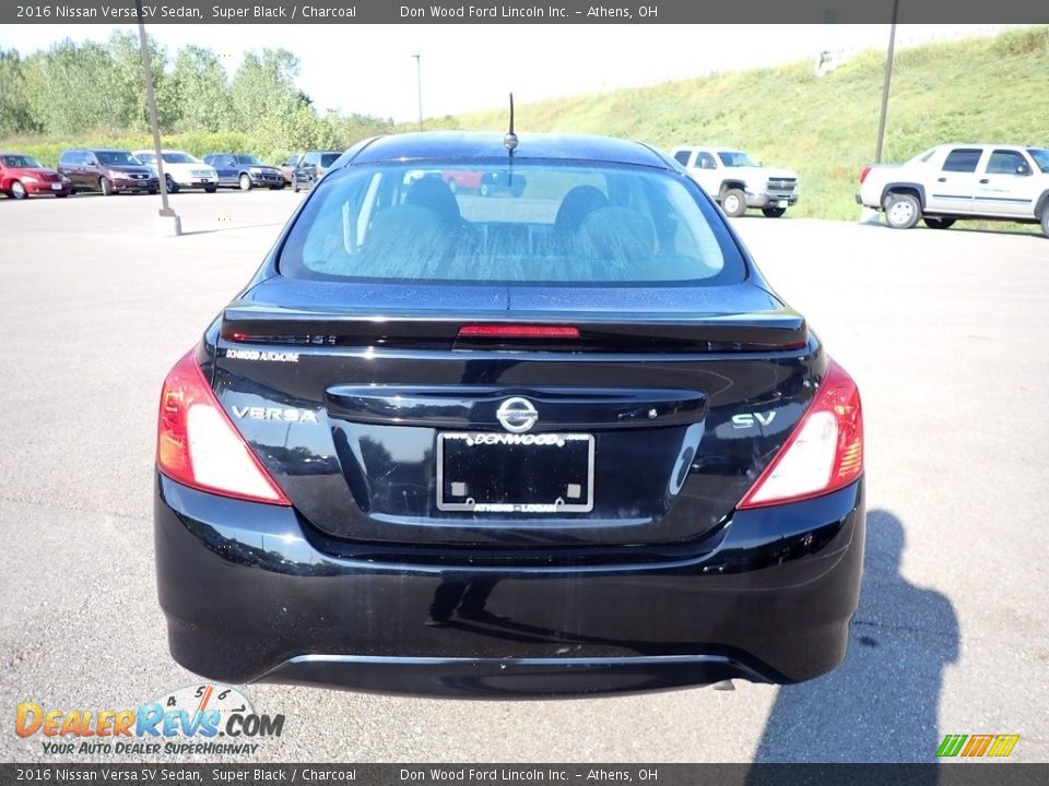 2016 Nissan Versa SV Sedan Super Black / Charcoal Photo #11