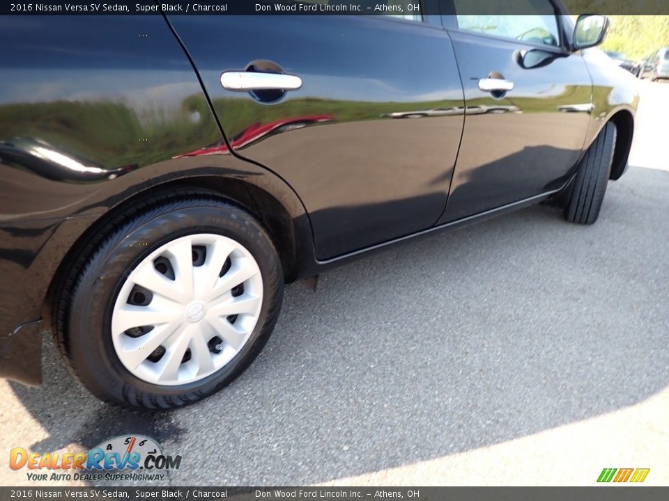 2016 Nissan Versa SV Sedan Super Black / Charcoal Photo #15