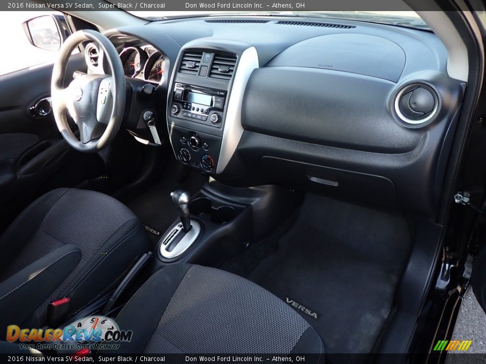 2016 Nissan Versa SV Sedan Super Black / Charcoal Photo #25