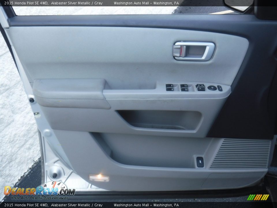 Door Panel of 2015 Honda Pilot SE 4WD Photo #15