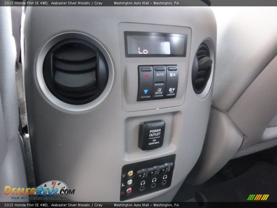Controls of 2015 Honda Pilot SE 4WD Photo #26