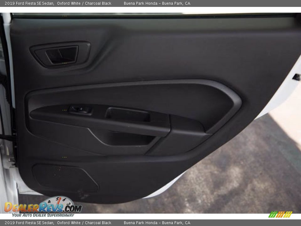 2019 Ford Fiesta SE Sedan Oxford White / Charcoal Black Photo #32