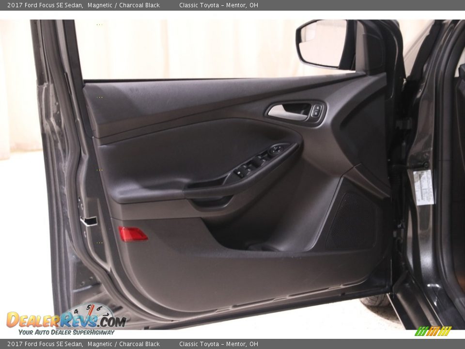 2017 Ford Focus SE Sedan Magnetic / Charcoal Black Photo #4
