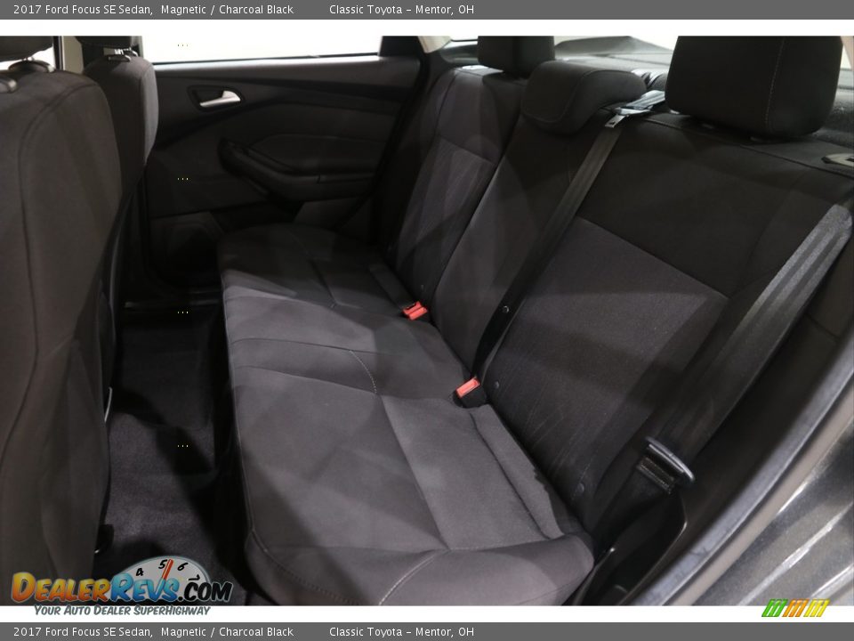 2017 Ford Focus SE Sedan Magnetic / Charcoal Black Photo #14