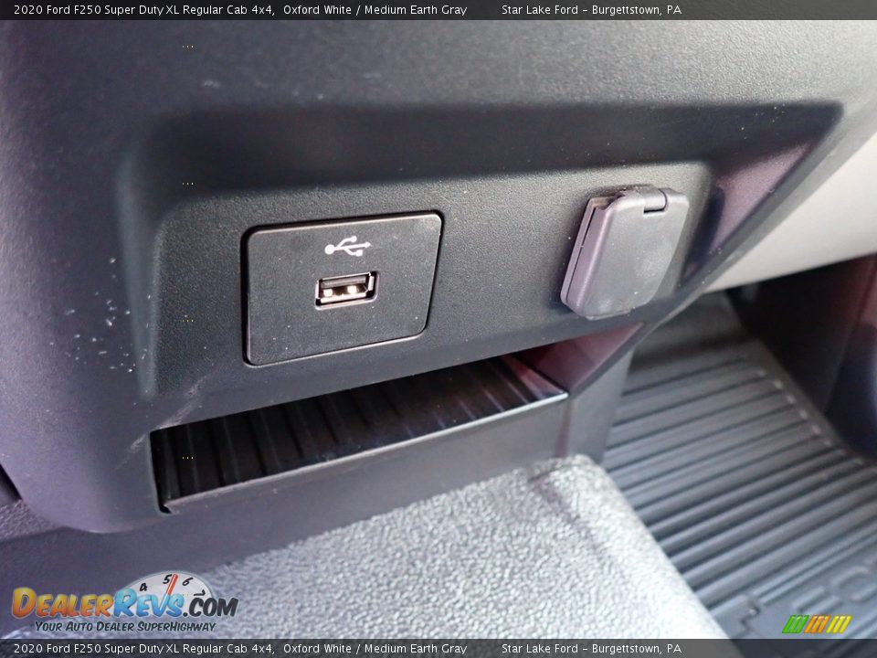 2020 Ford F250 Super Duty XL Regular Cab 4x4 Oxford White / Medium Earth Gray Photo #17