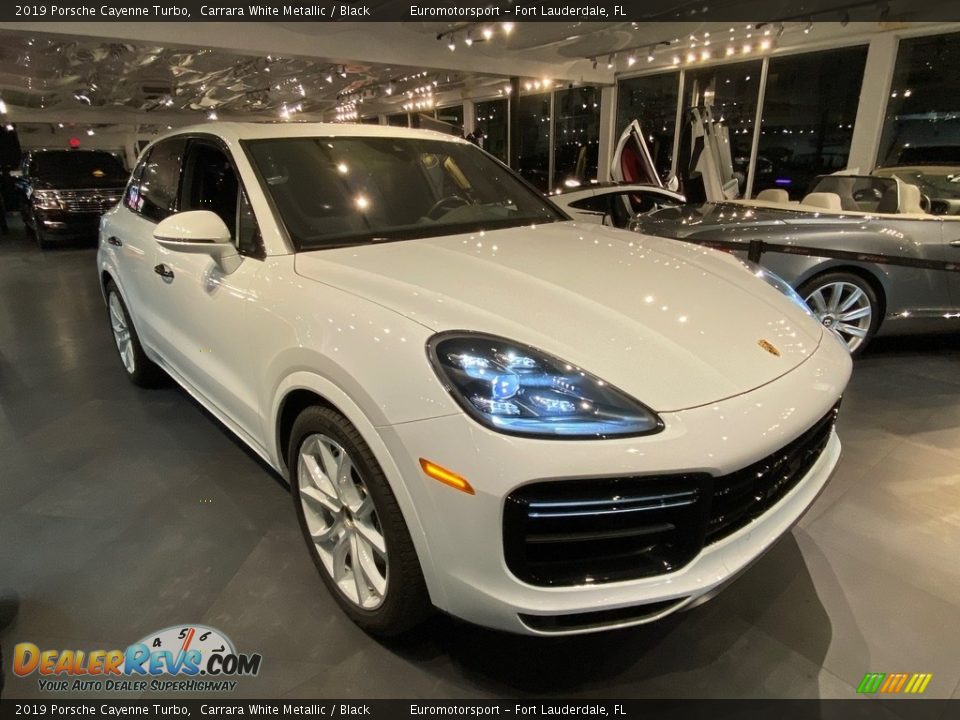 Front 3/4 View of 2019 Porsche Cayenne Turbo Photo #7