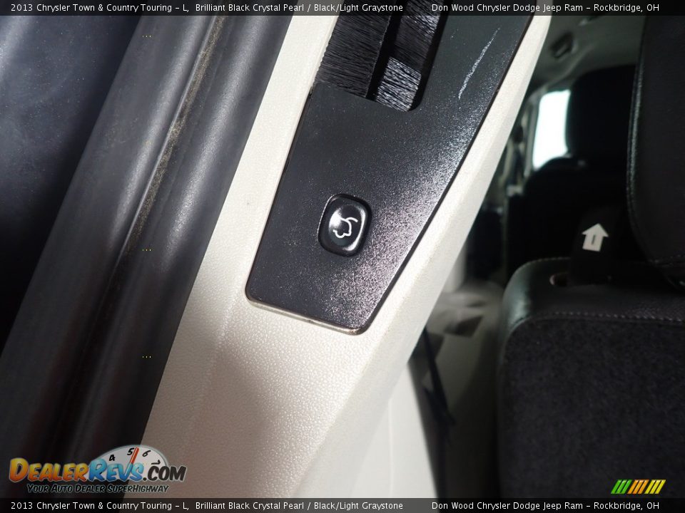2013 Chrysler Town & Country Touring - L Brilliant Black Crystal Pearl / Black/Light Graystone Photo #19