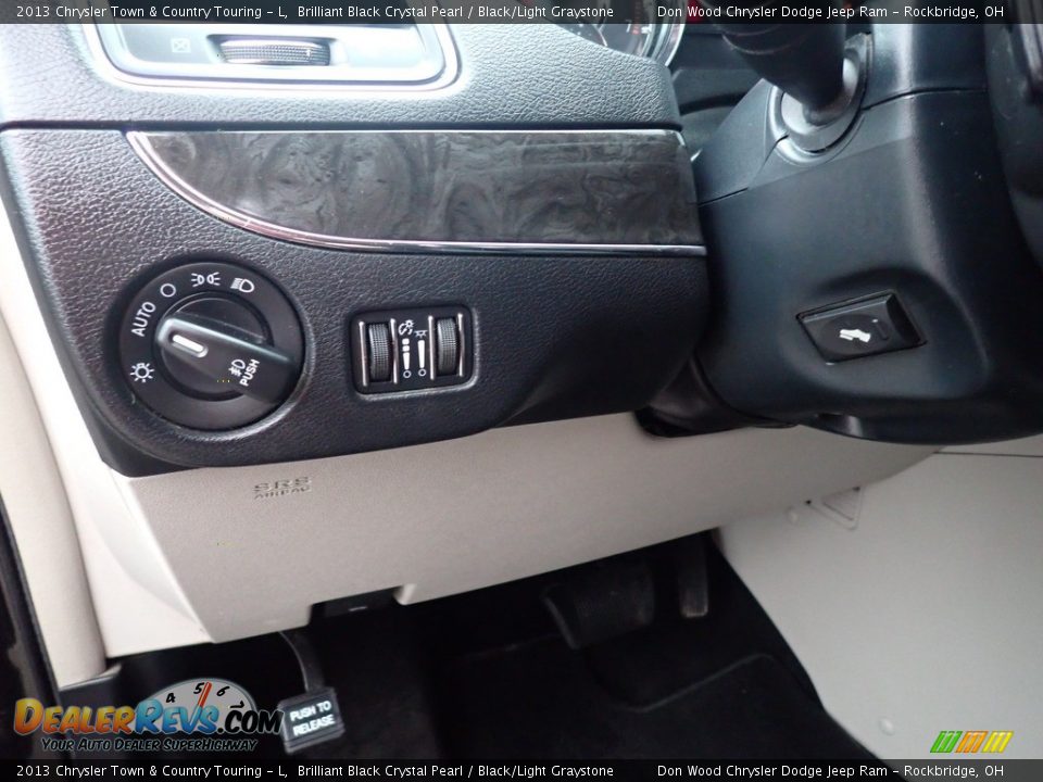 2013 Chrysler Town & Country Touring - L Brilliant Black Crystal Pearl / Black/Light Graystone Photo #25