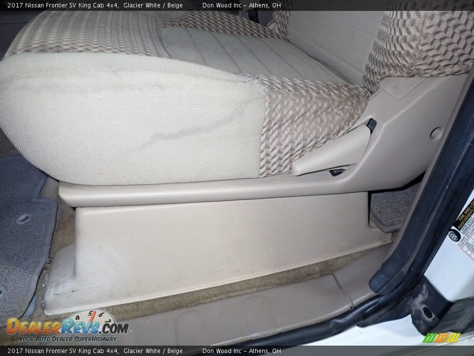 2017 Nissan Frontier SV King Cab 4x4 Glacier White / Beige Photo #16