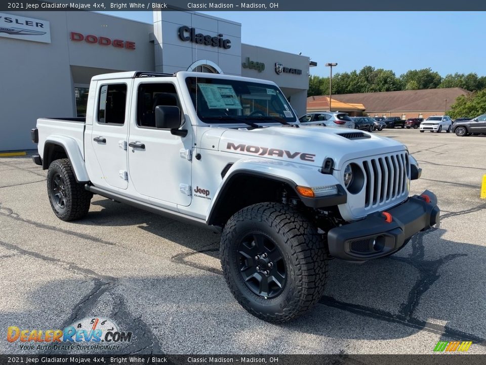 Front 3/4 View of 2021 Jeep Gladiator Mojave 4x4 Photo #10