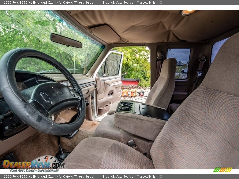 1996 Ford F250 XL Extended Cab 4x4 Oxford White / Beige Photo #19