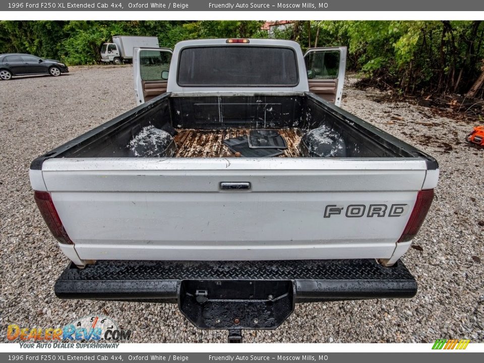 1996 Ford F250 XL Extended Cab 4x4 Oxford White / Beige Photo #24