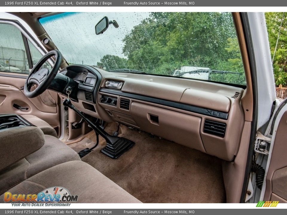 Dashboard of 1996 Ford F250 XL Extended Cab 4x4 Photo #28