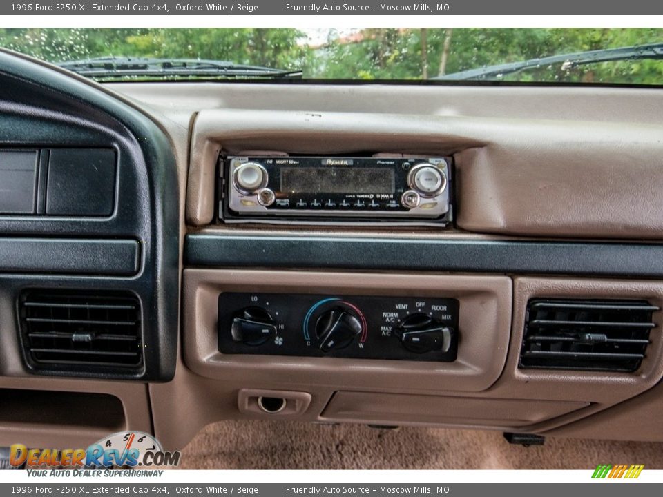 1996 Ford F250 XL Extended Cab 4x4 Oxford White / Beige Photo #32