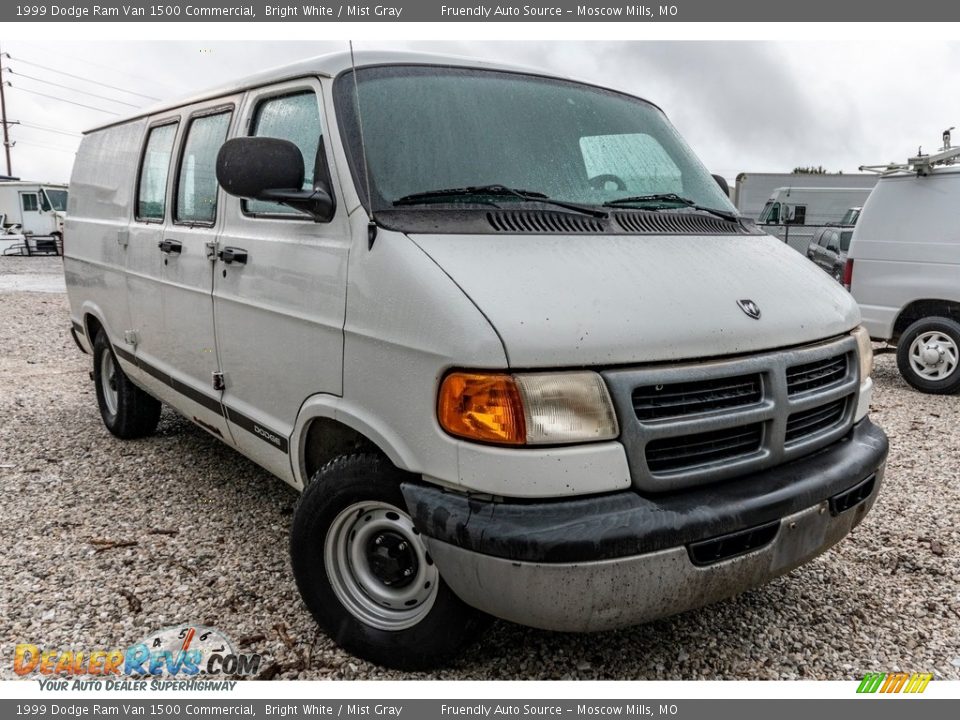 Front 3/4 View of 1999 Dodge Ram Van 1500 Commercial Photo #1