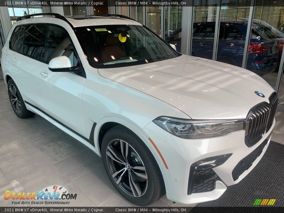 Front 3/4 View of 2021 BMW X7 xDrive40i Photo #1