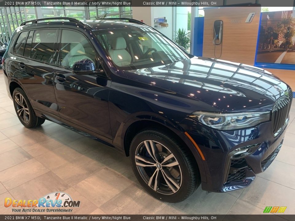 Front 3/4 View of 2021 BMW X7 M50i Photo #1