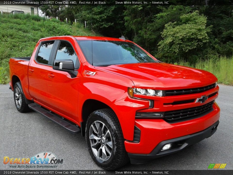 Front 3/4 View of 2019 Chevrolet Silverado 1500 RST Crew Cab 4WD Photo #4