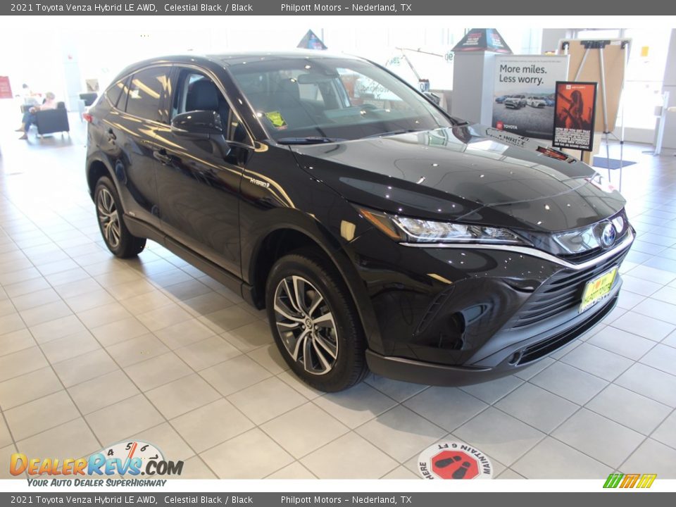 Front 3/4 View of 2021 Toyota Venza Hybrid LE AWD Photo #2