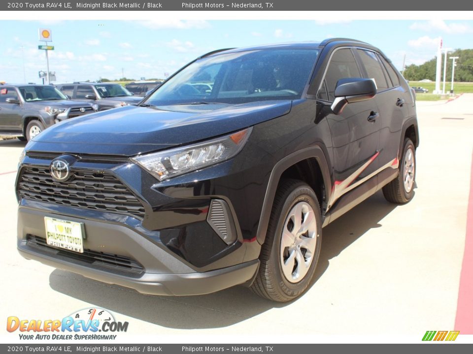 Front 3/4 View of 2020 Toyota RAV4 LE Photo #4