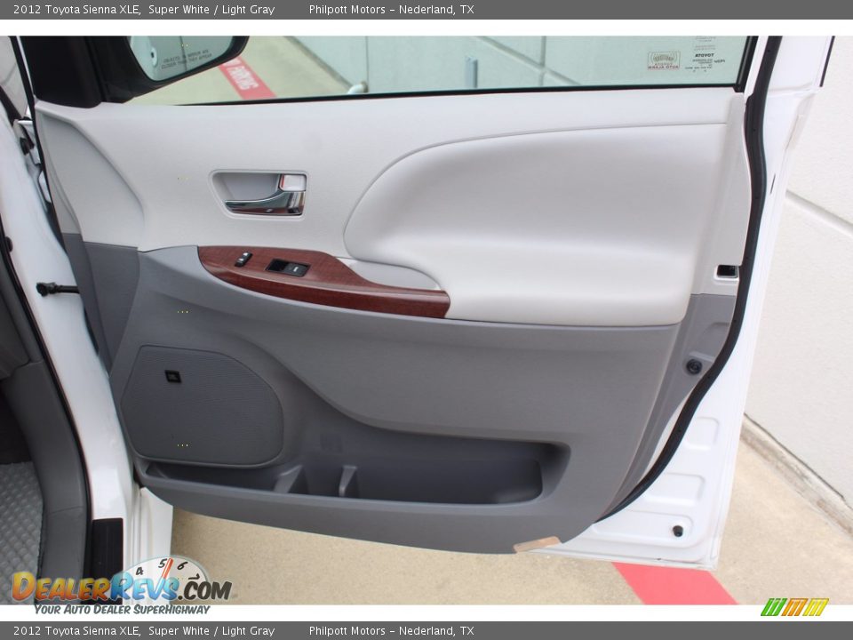 2012 Toyota Sienna XLE Super White / Light Gray Photo #26