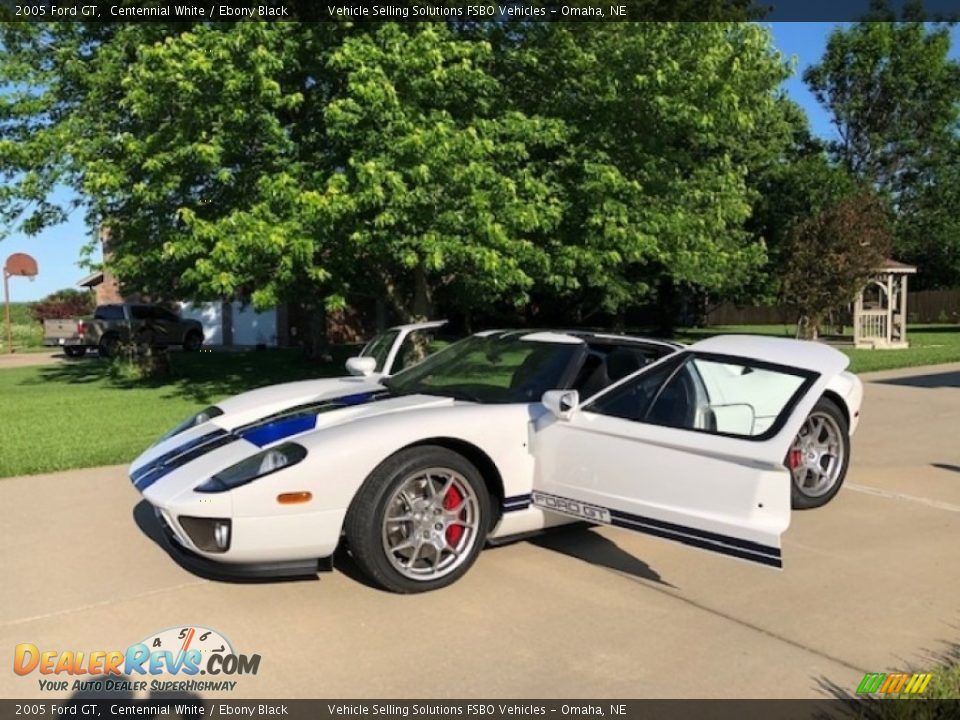 Front 3/4 View of 2005 Ford GT  Photo #6