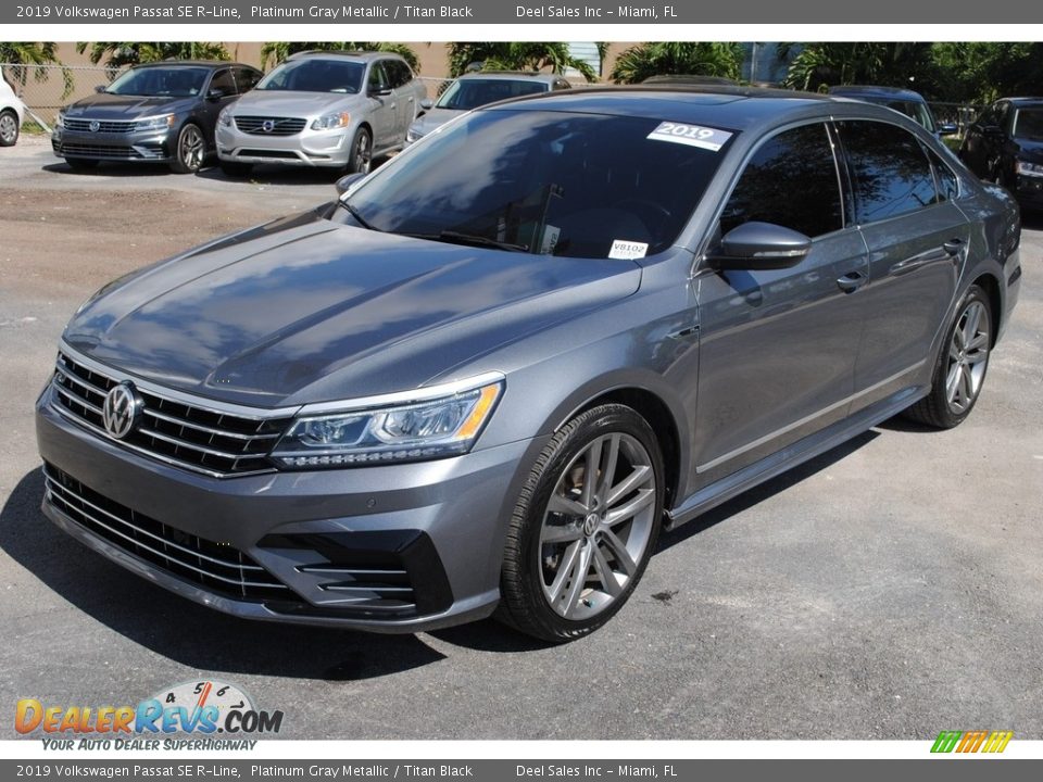 Front 3/4 View of 2019 Volkswagen Passat SE R-Line Photo #4