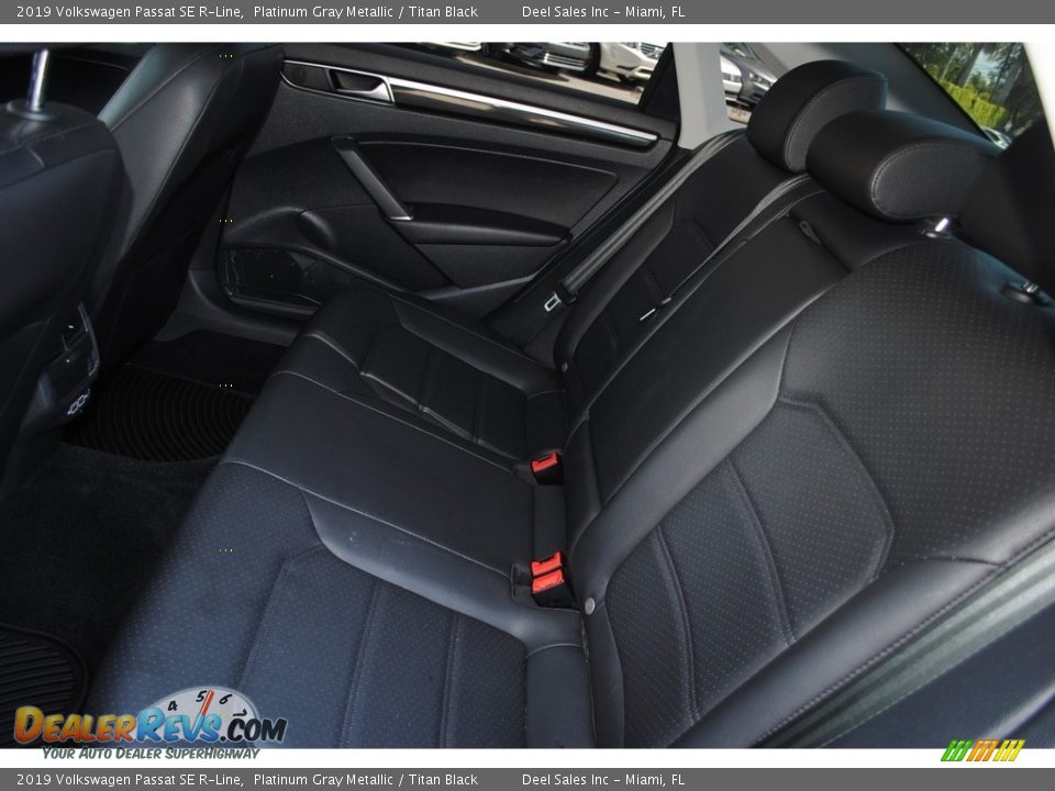 2019 Volkswagen Passat SE R-Line Platinum Gray Metallic / Titan Black Photo #11