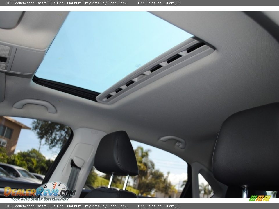 2019 Volkswagen Passat SE R-Line Platinum Gray Metallic / Titan Black Photo #17
