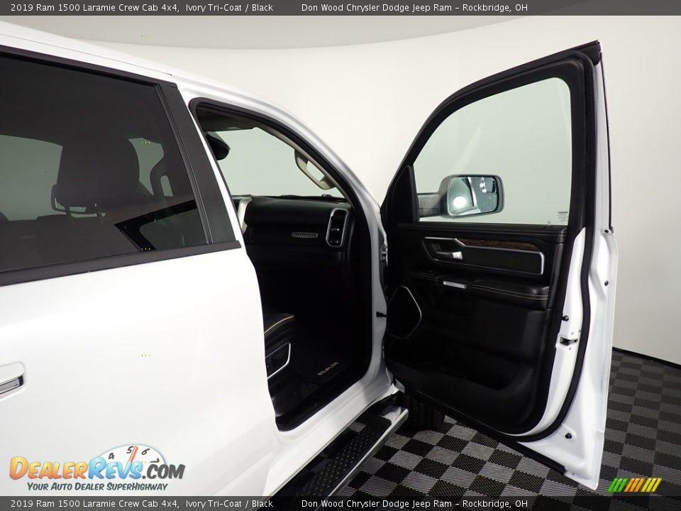 2019 Ram 1500 Laramie Crew Cab 4x4 Ivory Tri–Coat / Black Photo #32