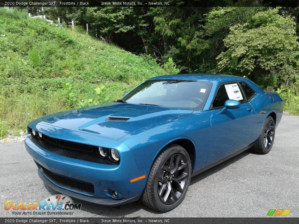 Front 3/4 View of 2020 Dodge Challenger SXT Photo #2