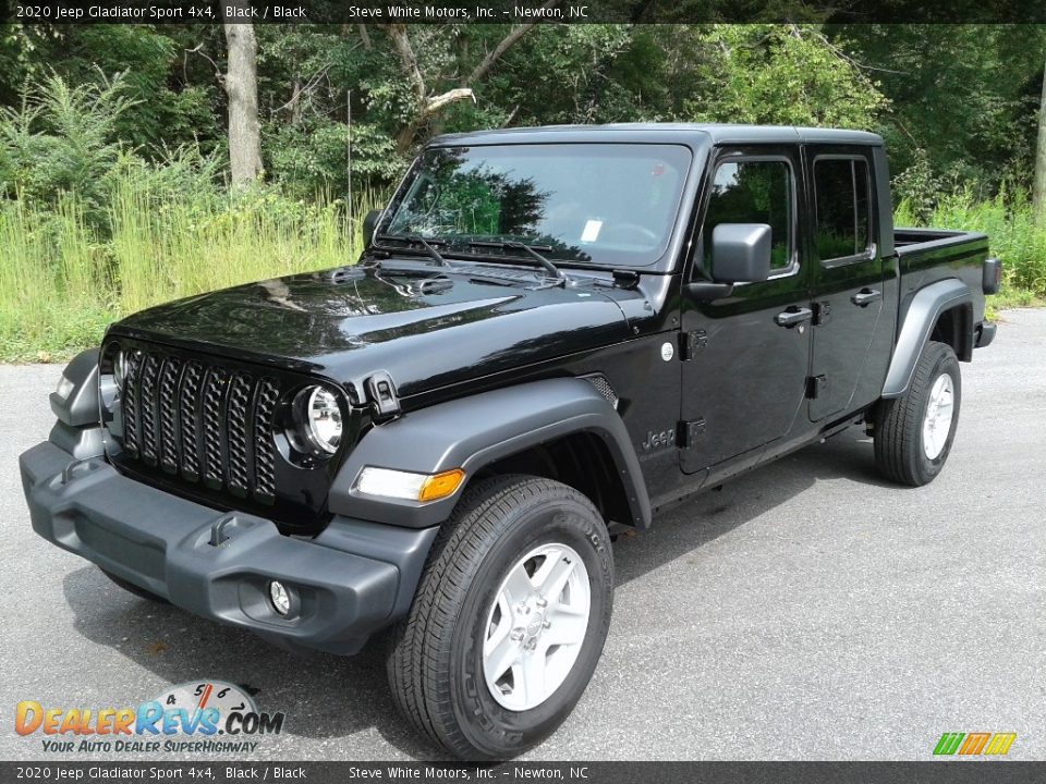Front 3/4 View of 2020 Jeep Gladiator Sport 4x4 Photo #2