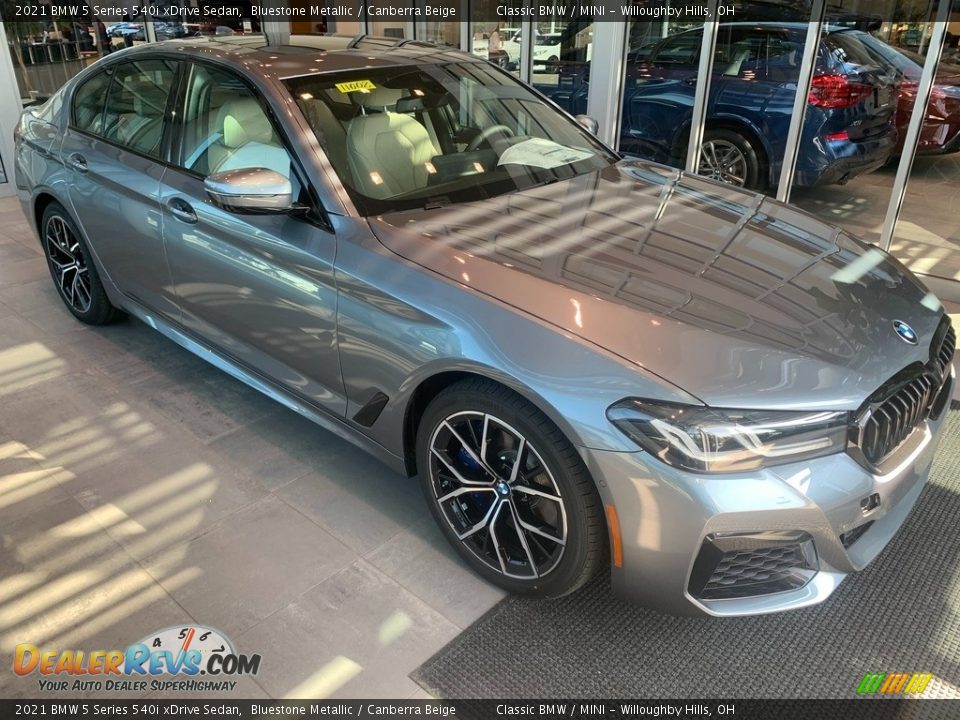 Front 3/4 View of 2021 BMW 5 Series 540i xDrive Sedan Photo #1