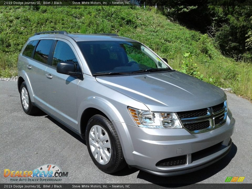 Front 3/4 View of 2019 Dodge Journey SE Photo #4