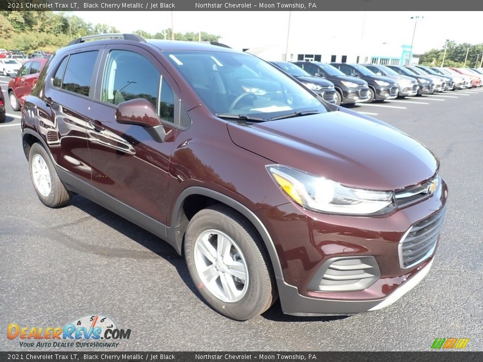 Front 3/4 View of 2021 Chevrolet Trax LT Photo #8