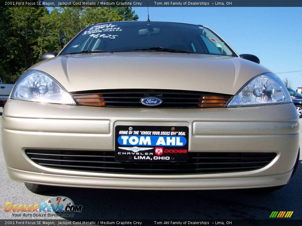 2001 Ford Focus SE Wagon Jackpot Gold Metallic / Medium Graphite Grey Photo #2