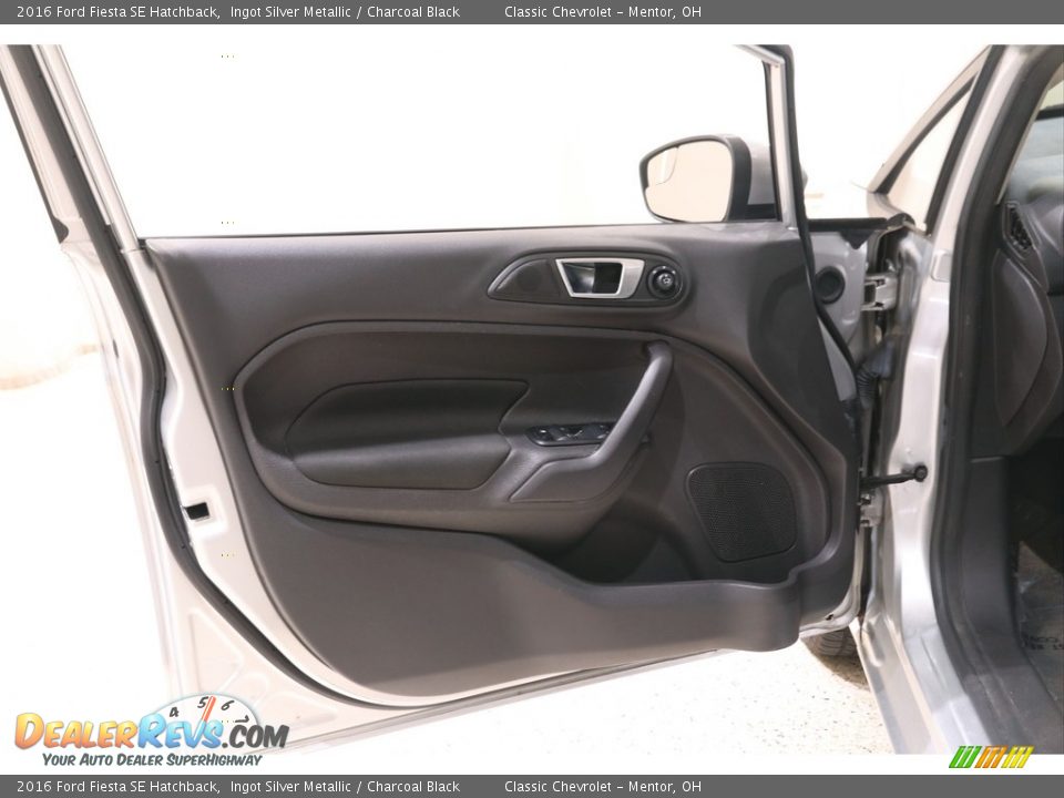 2016 Ford Fiesta SE Hatchback Ingot Silver Metallic / Charcoal Black Photo #4