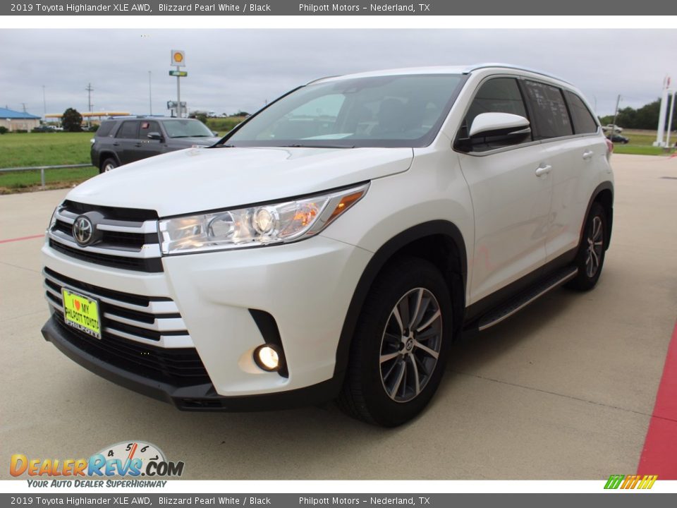 Front 3/4 View of 2019 Toyota Highlander XLE AWD Photo #4