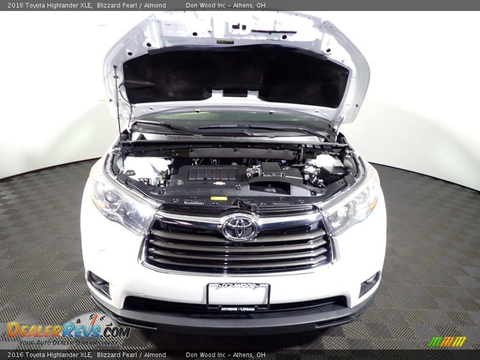 2016 Toyota Highlander XLE Blizzard Pearl / Almond Photo #5