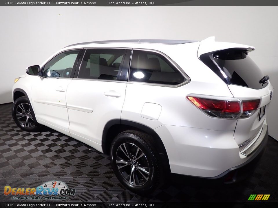 2016 Toyota Highlander XLE Blizzard Pearl / Almond Photo #9