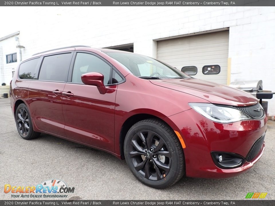 Front 3/4 View of 2020 Chrysler Pacifica Touring L Photo #3