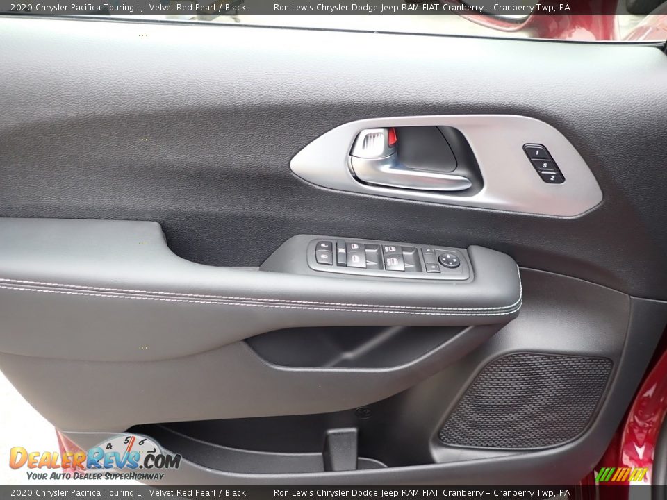 Door Panel of 2020 Chrysler Pacifica Touring L Photo #17