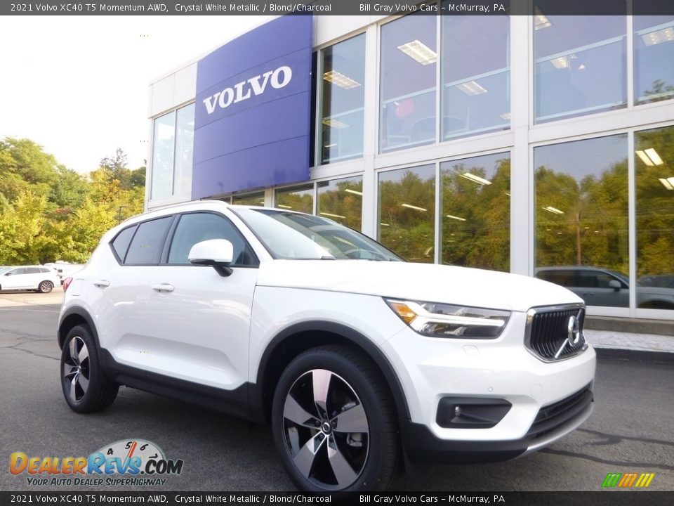 Front 3/4 View of 2021 Volvo XC40 T5 Momentum AWD Photo #1