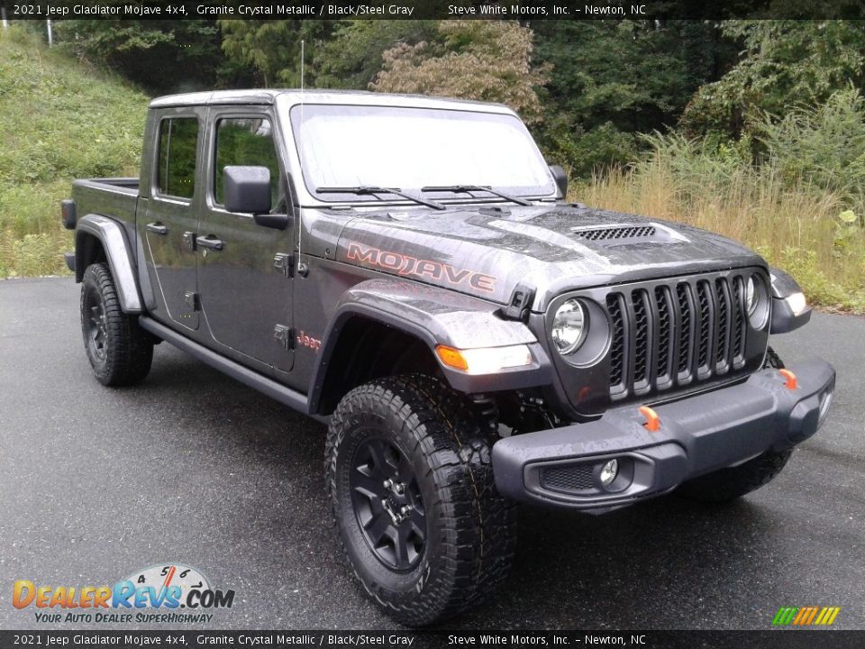 Front 3/4 View of 2021 Jeep Gladiator Mojave 4x4 Photo #4