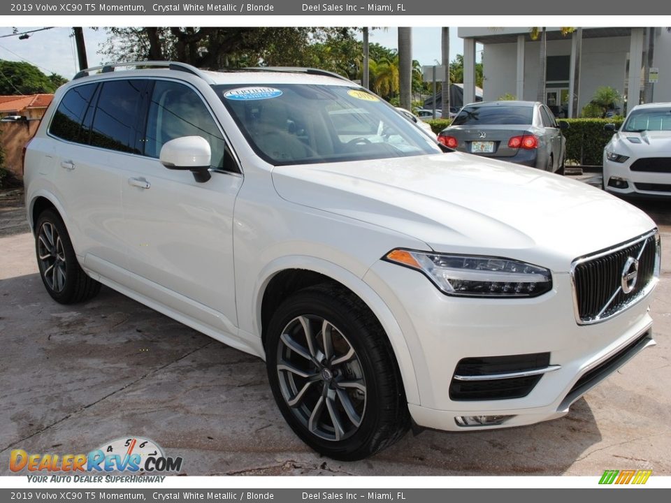 Front 3/4 View of 2019 Volvo XC90 T5 Momentum Photo #2