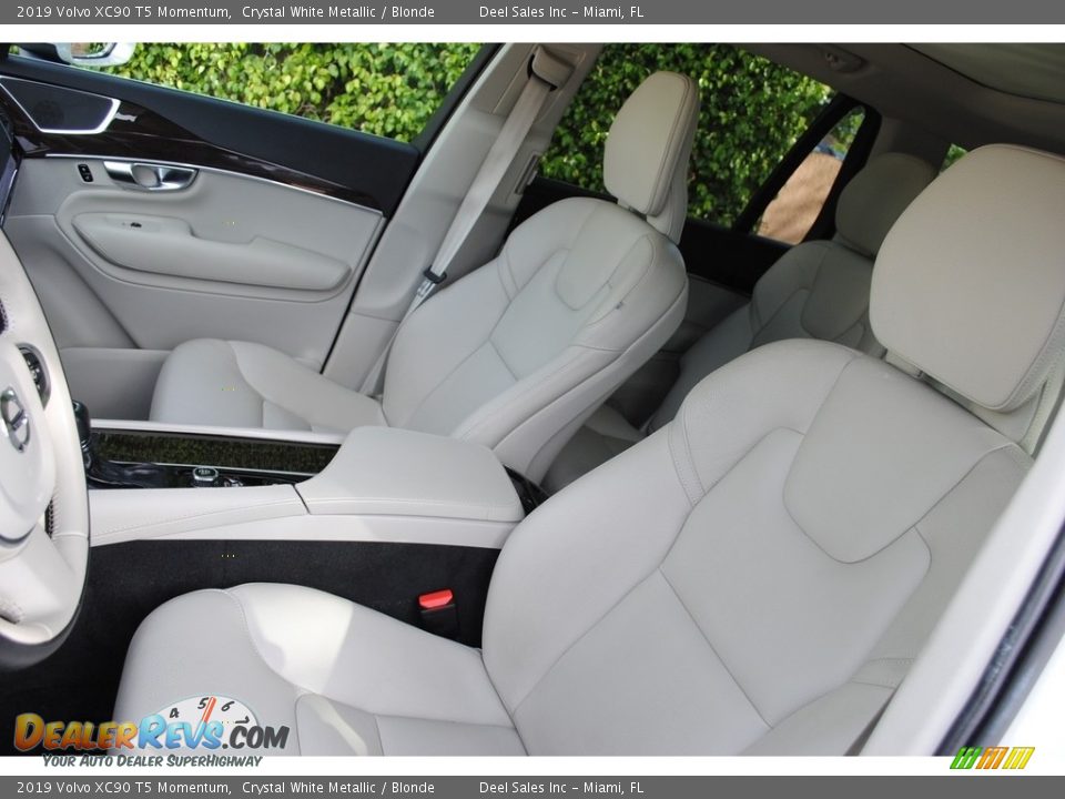 Front Seat of 2019 Volvo XC90 T5 Momentum Photo #13