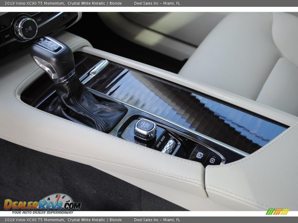 2019 Volvo XC90 T5 Momentum Shifter Photo #14