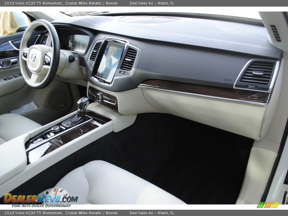 Dashboard of 2019 Volvo XC90 T5 Momentum Photo #18